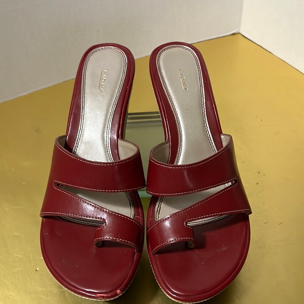 Maroon wedged sandal slip on by Fioni